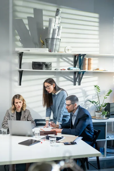 I Creative Office Produktiva medarbetare Stående vid bordet, Företagsmöte. Kollegor och kunder pratar strategi med bärbar dator och surfplatta. — Stockfoto