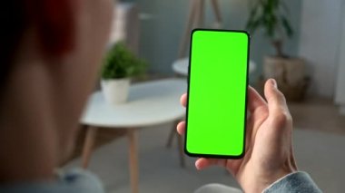 Esmer Adam Krom Anahtar Tutan Yeşil Ekran Telefonu Dokunmadan ve Smartphone Kullanmadan İzleme Görünümü. Çocuk Cep Telefonu Kullanıyor, İnternet Taranıyor, İçerik İzleniyor, Videolar, Bloglar.