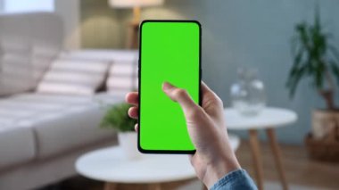 Modern Odada Kadının Görünüşünü Kapat Bir Sandalyede Otururken Yeşil Model Ekran Anahtarı ile Parça Noktaları Olmadan Kroma Anahtarı İnternet Sörf Yaparken İçerik Videoları Blog 'ları Merkezi Ekranda