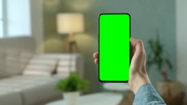 Chroma Key Green Screen Smartphone 'da Dokunmadan ve Swipe yapmadan İçeriği İzleyen Genç Kadın. Kız Cep Telefonu Kullanıyor, İnternet Taranıyor, İçerik İzleme, Videolar, Bloglar. POV.