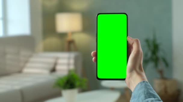 Chroma Key Green Screen Smartphone 'da Dokunmadan ve Swipe yapmadan İçeriği İzleyen Genç Kadın. Kız Cep Telefonu Kullanıyor, İnternet Taranıyor, İçerik İzleme, Videolar, Bloglar. POV. — Stok video