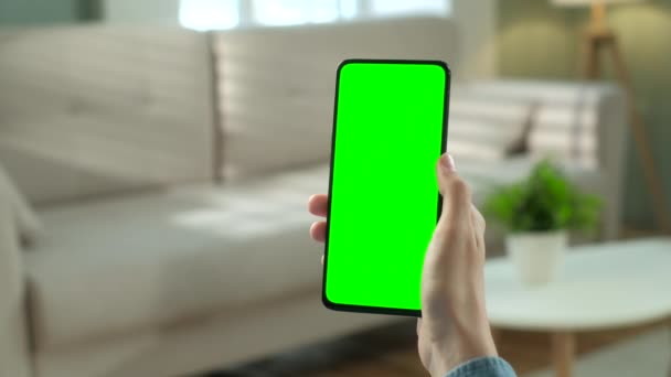 POV Προβολή της γυναίκας στο τηλέφωνο με πράσινη οθόνη για αντίγραφο χώρου. Chromakey Mock Up Χωρίς Ανίχνευση Δείκτες. 20s Lady βλέποντας ειδήσεις βίντεο στον καναπέ κοντά. Πατήστε για να κάνετε κλικ στο κέντρο της οθόνης — Αρχείο Βίντεο