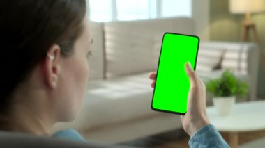 Modern Odada Kadının Görünüşünü Kapat Bir Sandalyede Otururken Yeşil Model Ekran Anahtarı ile Parça Noktaları Olmadan Kroma Anahtarı İnternet Sörf Yaparken İçerik Videoları Blog 'ları Merkezi Ekranda