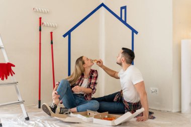 Mutlu Gülümseyen Çift Mobilya Toplar. Kız, Koltuk Detaylarını Toplamaya Yardım Ediyor. Yeni Apartman 'a taşınıyoruz, Genç Aile Mobilyaları Topla