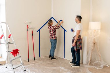 Mutlu Gülümseyen Çift Mobilya Toplar. Kız, Koltuk Detaylarını Toplamaya Yardım Ediyor. Yeni Apartman 'a taşınıyoruz, Genç Aile Mobilyaları Topla