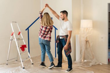 Mutlu Gülümseyen Çift Mobilya Toplar. Kız, Koltuk Detaylarını Toplamaya Yardım Ediyor. Yeni Apartman 'a taşınıyoruz, Genç Aile Mobilyaları Topla