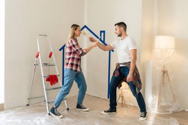 Mutlu Gülümseyen Çift Mobilya Toplar. Kız, Koltuk Detaylarını Toplamaya Yardım Ediyor. Yeni Apartman 'a taşınıyoruz, Genç Aile Mobilyaları Topla