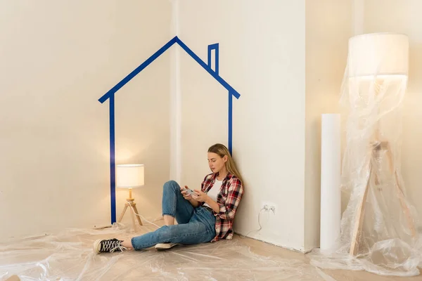 Happy Smiling Couple Collects Furniture sebagai tim. Girl Helps to Assemble Chair Details (dalam bahasa Inggris). Pindah ke Apartemen Baru, Young Family Merakit Furniture — Stok Foto