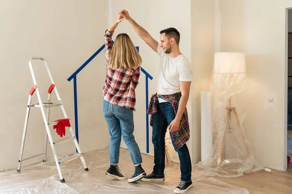 Mutlu Gülümseyen Çift Mobilya Toplar. Kız, Koltuk Detaylarını Toplamaya Yardım Ediyor. Yeni Apartman 'a taşınıyoruz, Genç Aile Mobilyaları Topla