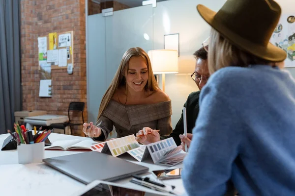 Een groep jonge ontwerpers kwam 's avonds samen op kantoor om ideeën te bespreken — Stockfoto