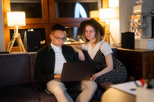 Geschäftstreffen in einem informellen Büro, ein Paar diskutiert neue Projekte — Stockfoto