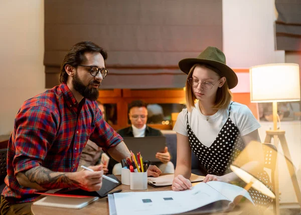 Een groep jonge ontwerpers kwam 's avonds samen op kantoor om ideeën te bespreken — Stockfoto