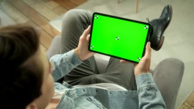 Green Mock-up Tablet Dijital Tablet Bilgisayarında Erkek Tutma ve El Hareketleri Kullanma Omuzundan Görünüm. Erkek Eşya Satın Alma ya da İnternet Taraması.
