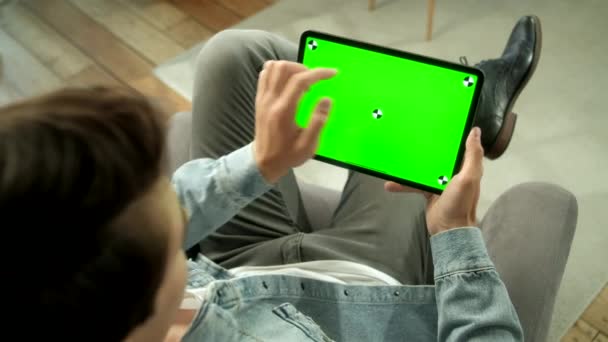 Green Mock-up Tablet Dijital Tablet Bilgisayarında Erkek Tutma ve El Hareketleri Kullanma Omuzundan Görünüm. Erkek Eşya Satın Alma ya da İnternet Taraması. — Stok video