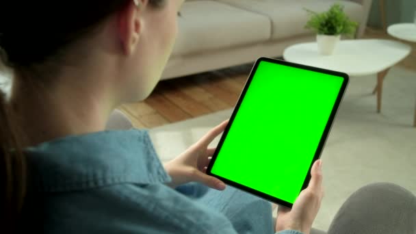 Green Mock-up Ekran Dijital Tableti Bilgisayarının Sandalyede Oturması Üzerine Kadın Tutuşunun Omuzundan İzle ve El Hareketleri Kullan. Bir şeyler alan kızlar ya da gezen kızlar. Orta Ekranda Tıklama — Stok video