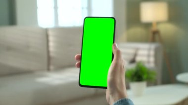 Modern Odada Kadının Görünüşünü Kapat Bir Sandalyede Otururken Yeşil Model Ekran Anahtarı ile Parça Noktaları Olmadan Kroma Anahtarı İnternet Sörf Yaparken İçerik Videoları Blog 'ları Merkezi Ekranda