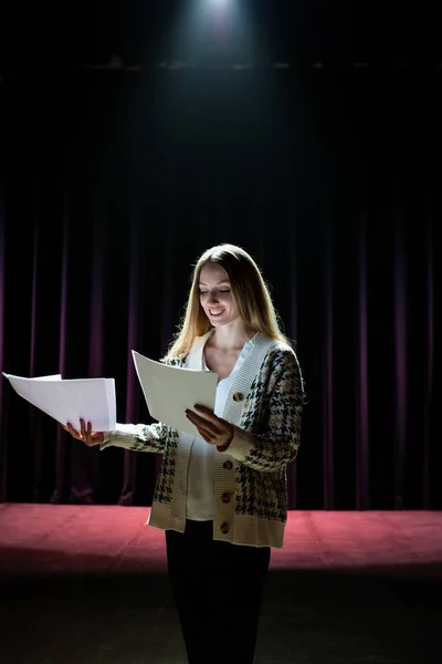 Una Giovane Attrice Che Prova Suo Discorso Sul Palco Scena — Foto Stock