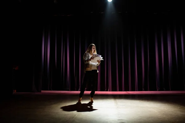 Egy Fiatal Színésznő Próbálta Beszédét Színpadon Sötét Jelenet Drámai Világítással — Stock Fotó