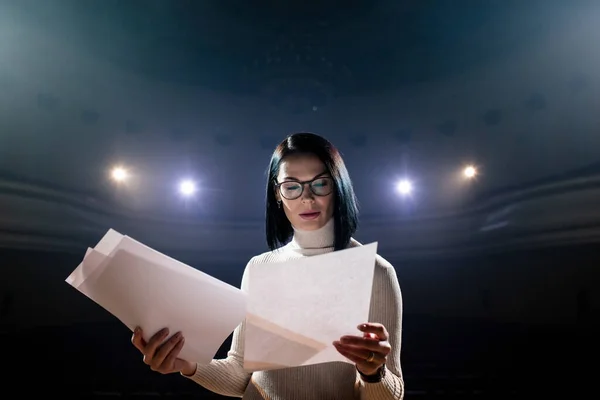 Entrenadora Financiera Habla Emocionalmente Desde Escenario Con Los Espectadores Foro Fotos De Stock