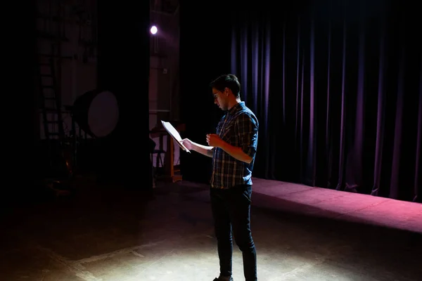 Mediana Toma Actores Actrices Ensayando Una Escena Teatro Mediana Toma Fotos De Stock Sin Royalties Gratis