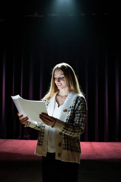Seorang Aktris Muda Berlatih Pidatonya Atas Panggung Adegan Gelap Dengan Stok Lukisan  