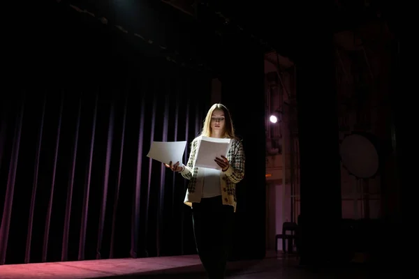 Młoda Aktorka Ćwicząca Przemowę Scenie Ciemna Scena Dramatycznym Oświetleniem Zdjęcie Stockowe