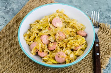 Sosis ile haşlanmış lahana