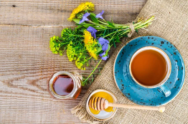 Verse geurige smakelijke honing van wilde planten — Stockfoto