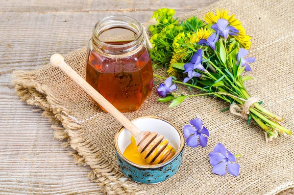 Verse geurige smakelijke honing van wilde planten — Stockfoto