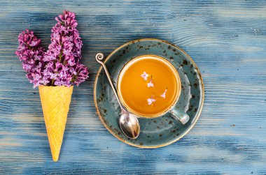 Bitkisel çay, öğle yemeği için bal