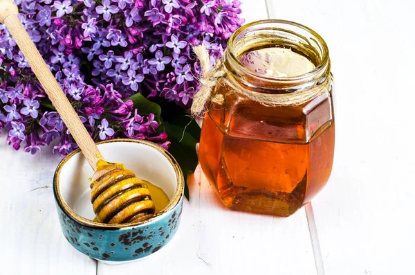 Bio méz a pohár jar, lila orgona — Stock Fotó