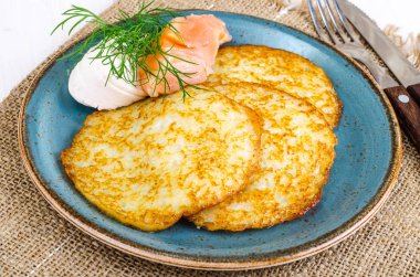 Patates gözlemesi, peynir, somon