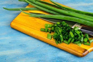 Mutfak tahtada kesilmiş taze yeşil soğan