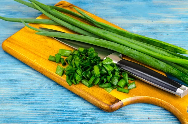 Свежий зеленый лук, вырезанный на кухне — стоковое фото