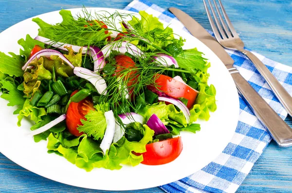 Vegetariánské jídlo. Salát z čerstvé zeleniny a zelených — Stock fotografie