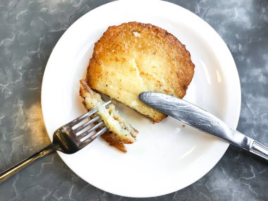 Öğle yemeği için sebze patates gözlemesi