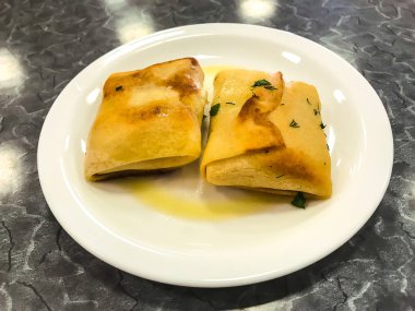 Doldurulmuş krep ve kahvaltıda portakal suyu