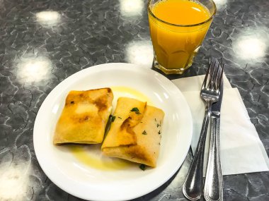 Doldurulmuş krep ve kahvaltıda portakal suyu