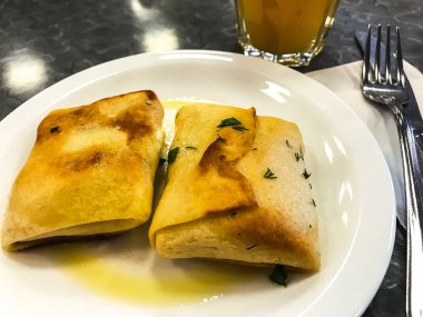 Doldurulmuş krep ve kahvaltıda portakal suyu