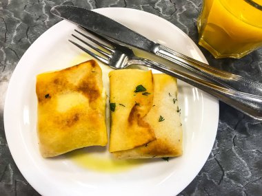 Doldurulmuş krep ve kahvaltıda portakal suyu