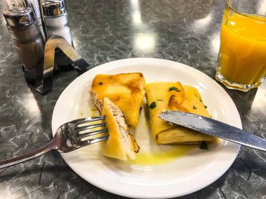 Doldurulmuş krep ve kahvaltıda portakal suyu