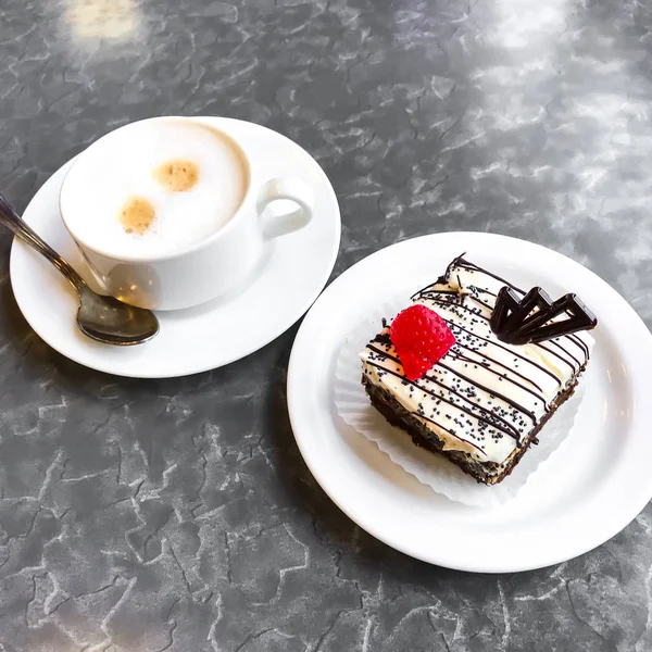 Pastel dulce, postre con semillas de crema y amapola, café — Foto de Stock