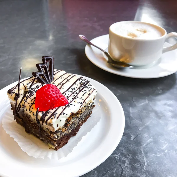 甘いケーキ、クリームとポピーの種、コーヒーとデザート — ストック写真
