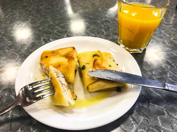 Fyllda pannkakor och apelsinjuice till frukost — Stockfoto