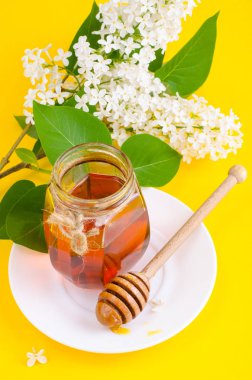 Çiçek kokulu bal ile cam kavanoz