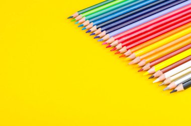 Okul çocuğu için renkli kalemler üzerinde parlak arka plan belirleme