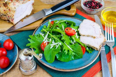 Hindi göğsü, marul yaprakları, domates