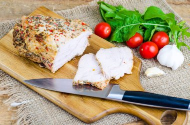 Hindi göğsü, marul yaprakları, domates