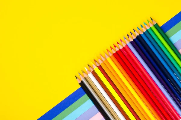 Набор цветных карандашей для школьника на ярком фоне — стоковое фото