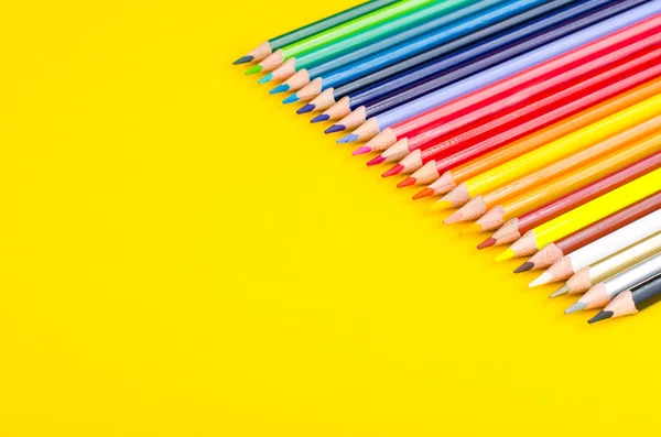 Набор цветных карандашей для школьника на ярком фоне — стоковое фото